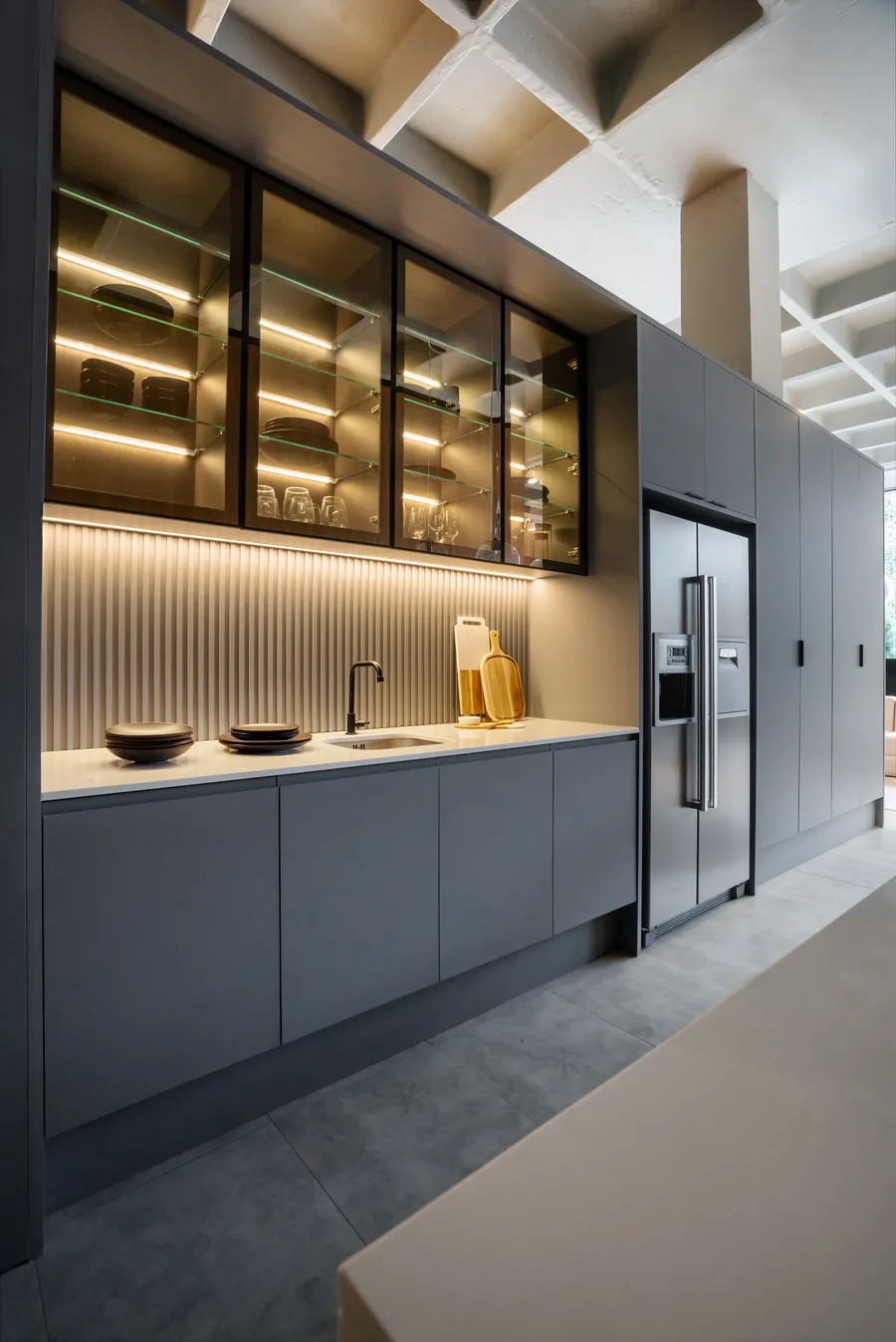 Cozinha planejada Italínea com armários cinza e iluminação em LED