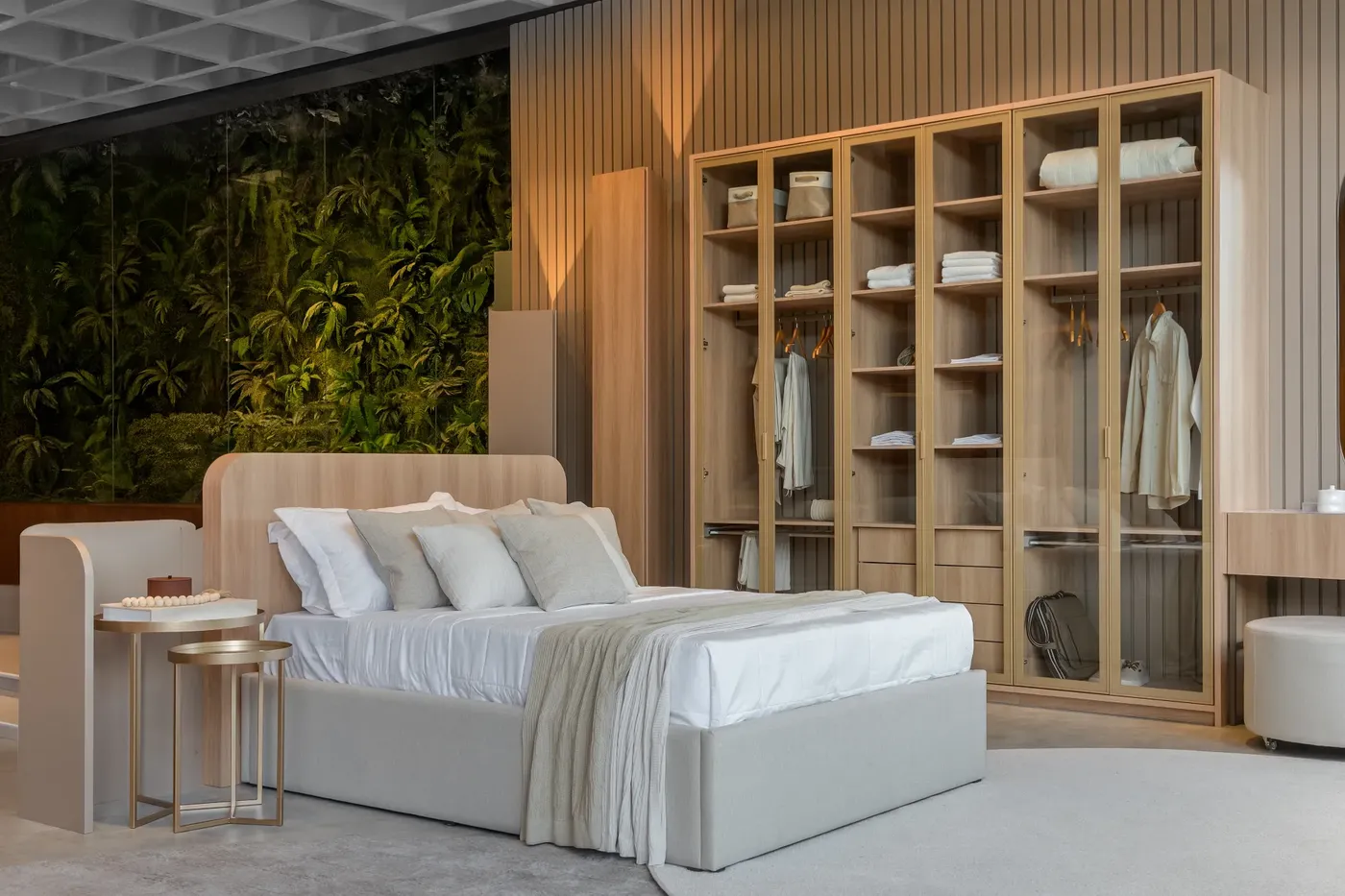 Quarto planejado com guarda-roupa de madeira e vidro