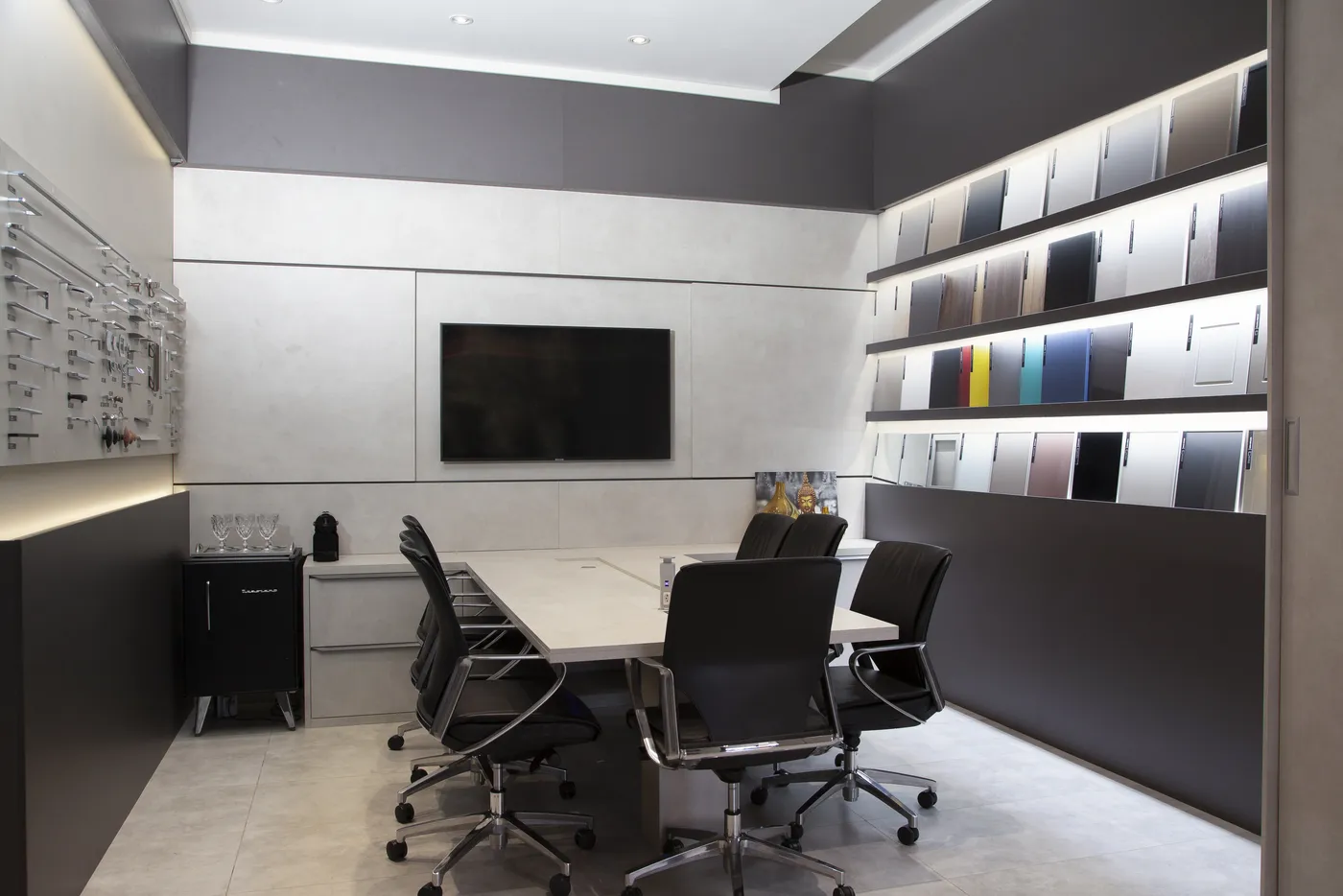 Sala corporativa planejada com painel e mesa de reunião
